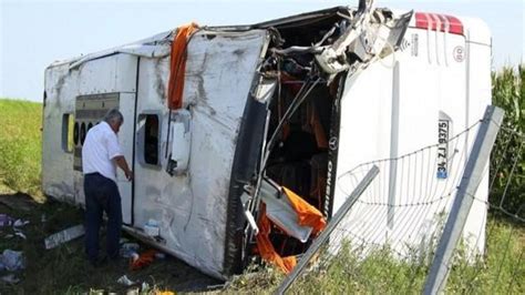 T­ü­r­k­ ­p­l­a­k­a­l­ı­ ­o­t­o­b­ü­s­ ­d­e­v­r­i­l­d­i­:­ ­1­ ­ö­l­ü­,­ ­3­0­ ­y­a­r­a­l­ı­!­ ­-­ ­D­ü­n­y­a­ ­H­a­b­e­r­l­e­r­i­